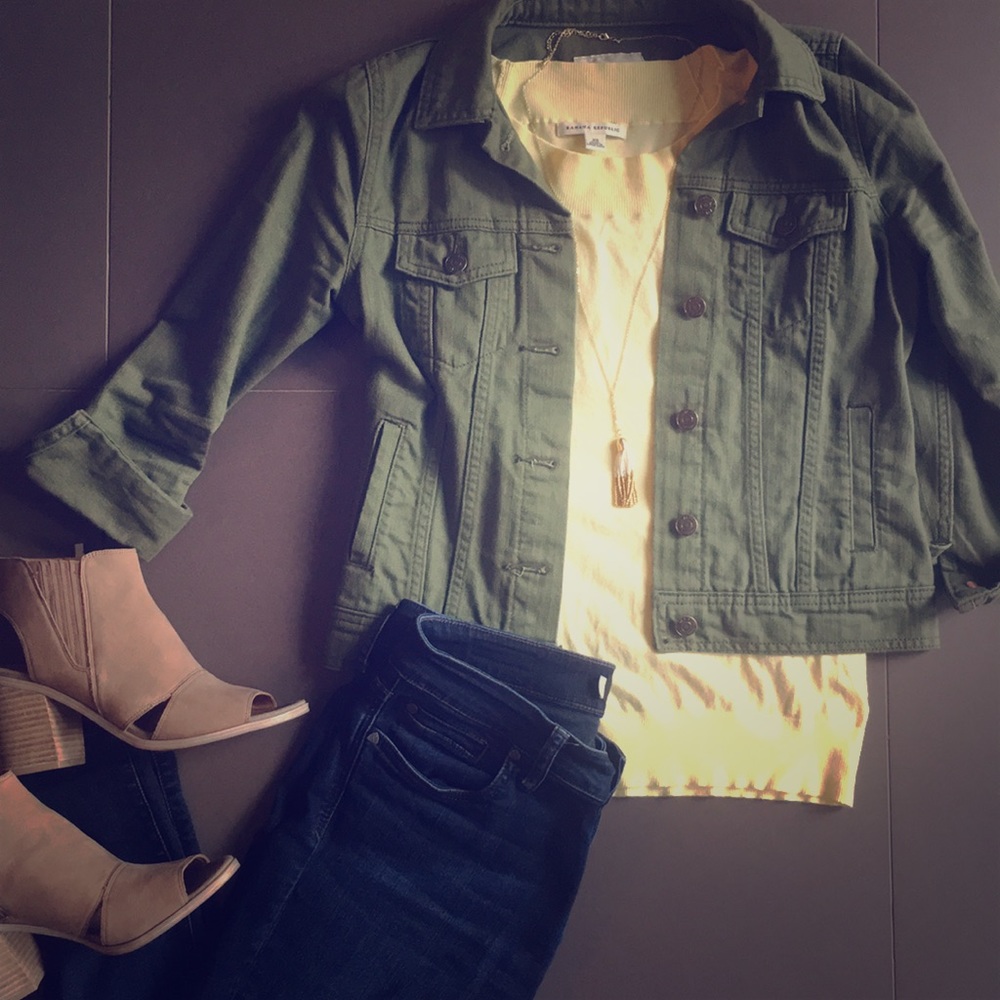 Banana Republic Pale Yellow Short Sleeve Top